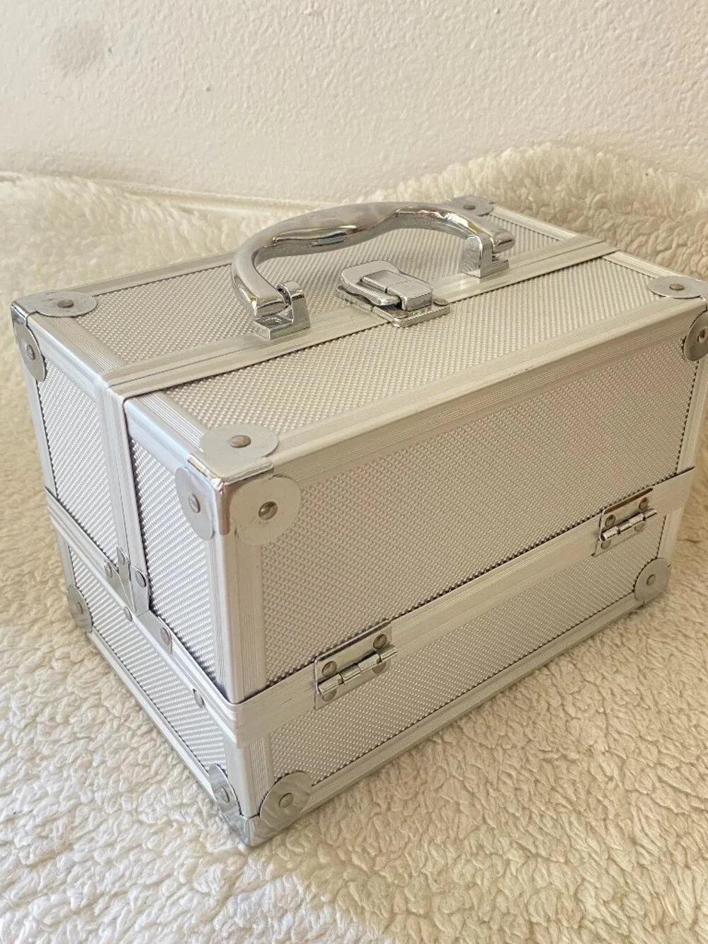 Silver Aluminum Makeup Train Case Lockable Cosmetic Organizer Jewelry Storage Bo